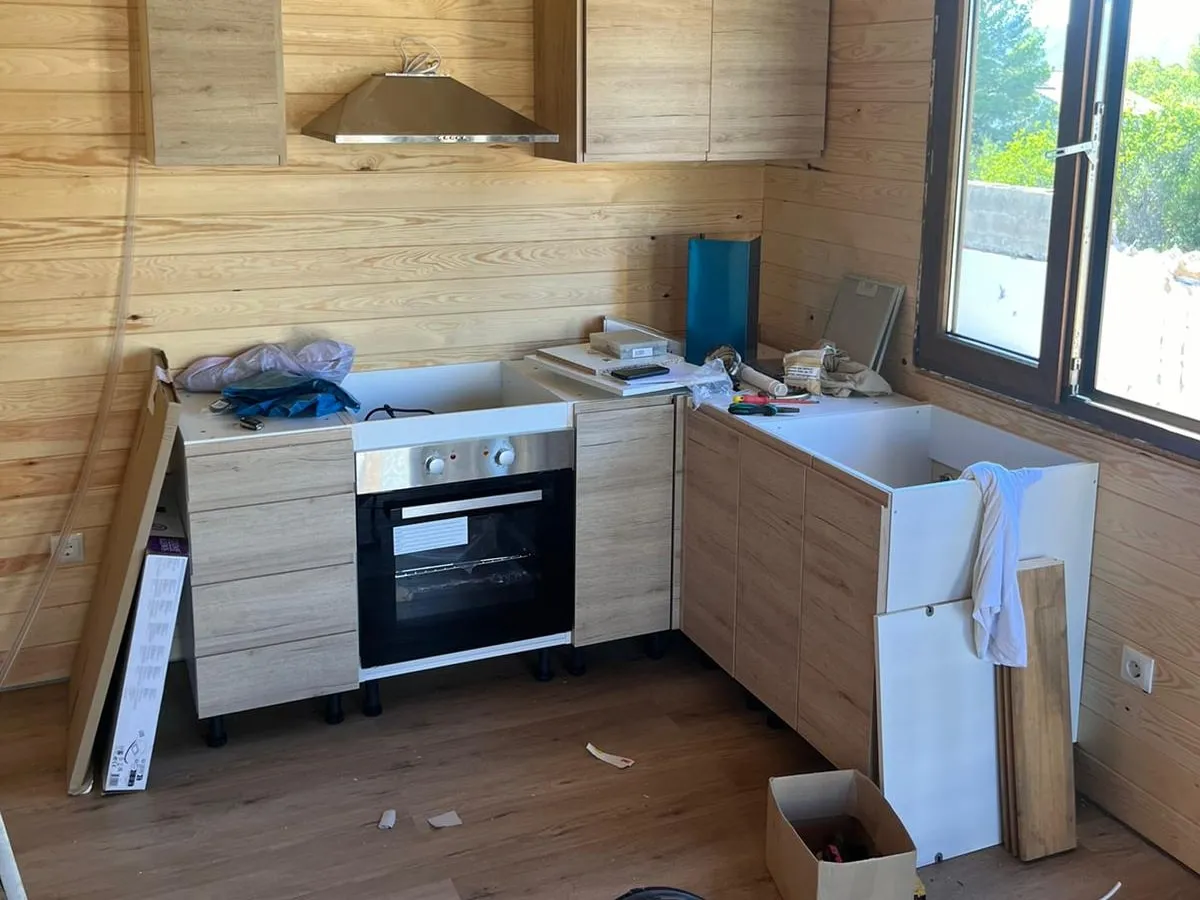 Cocina durante el montaje, con los muebles bajos a medio colocar y sin encimera
