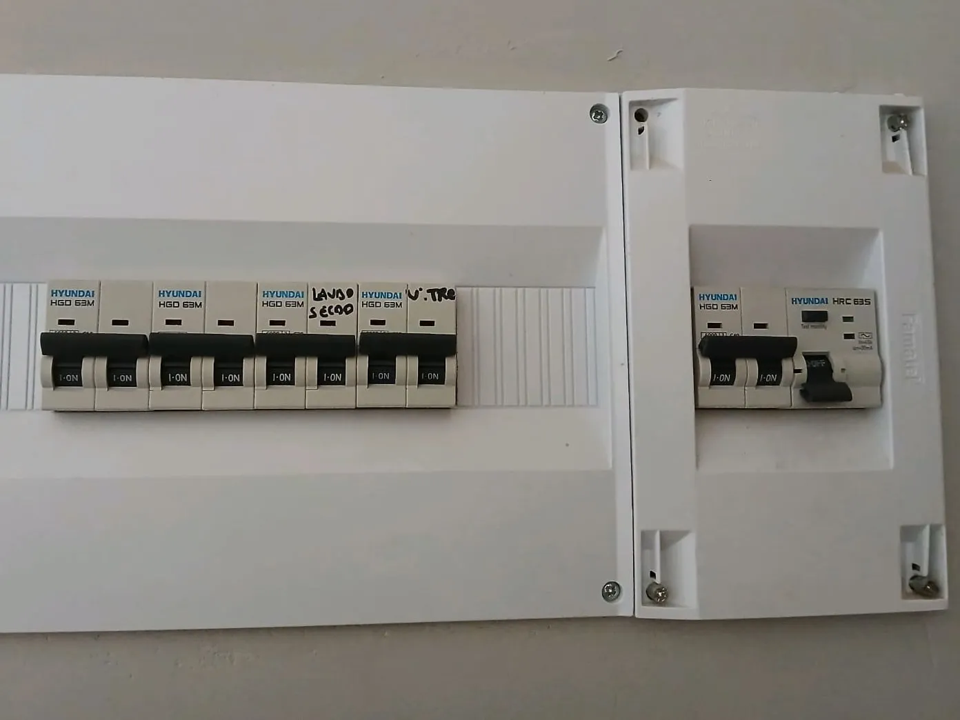 El cuadro terminado, con la tapa puesta y los interruptores en fila