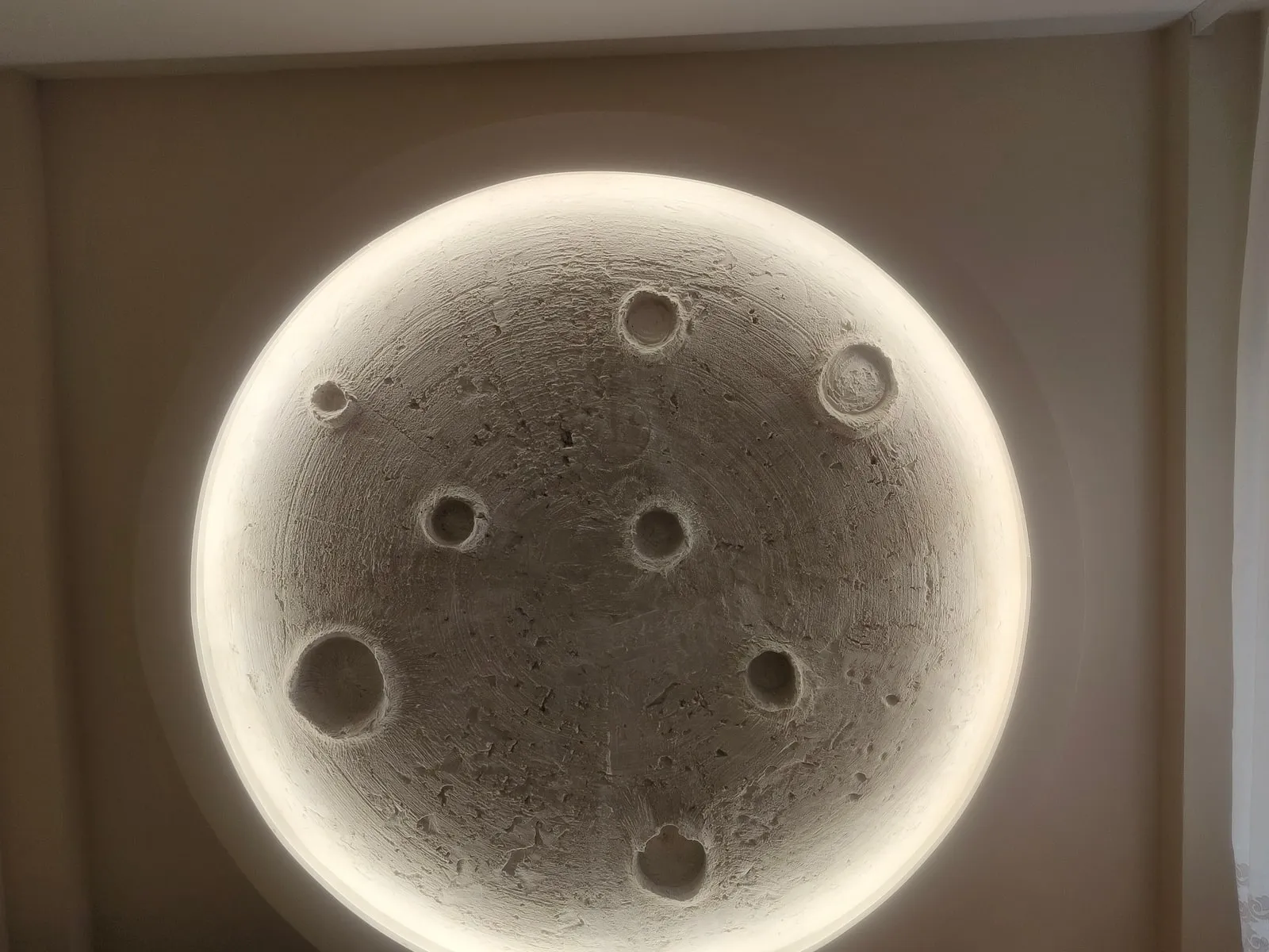 La luna terminada: relieve de yeso con cráteres, iluminado por detrás con luz LED