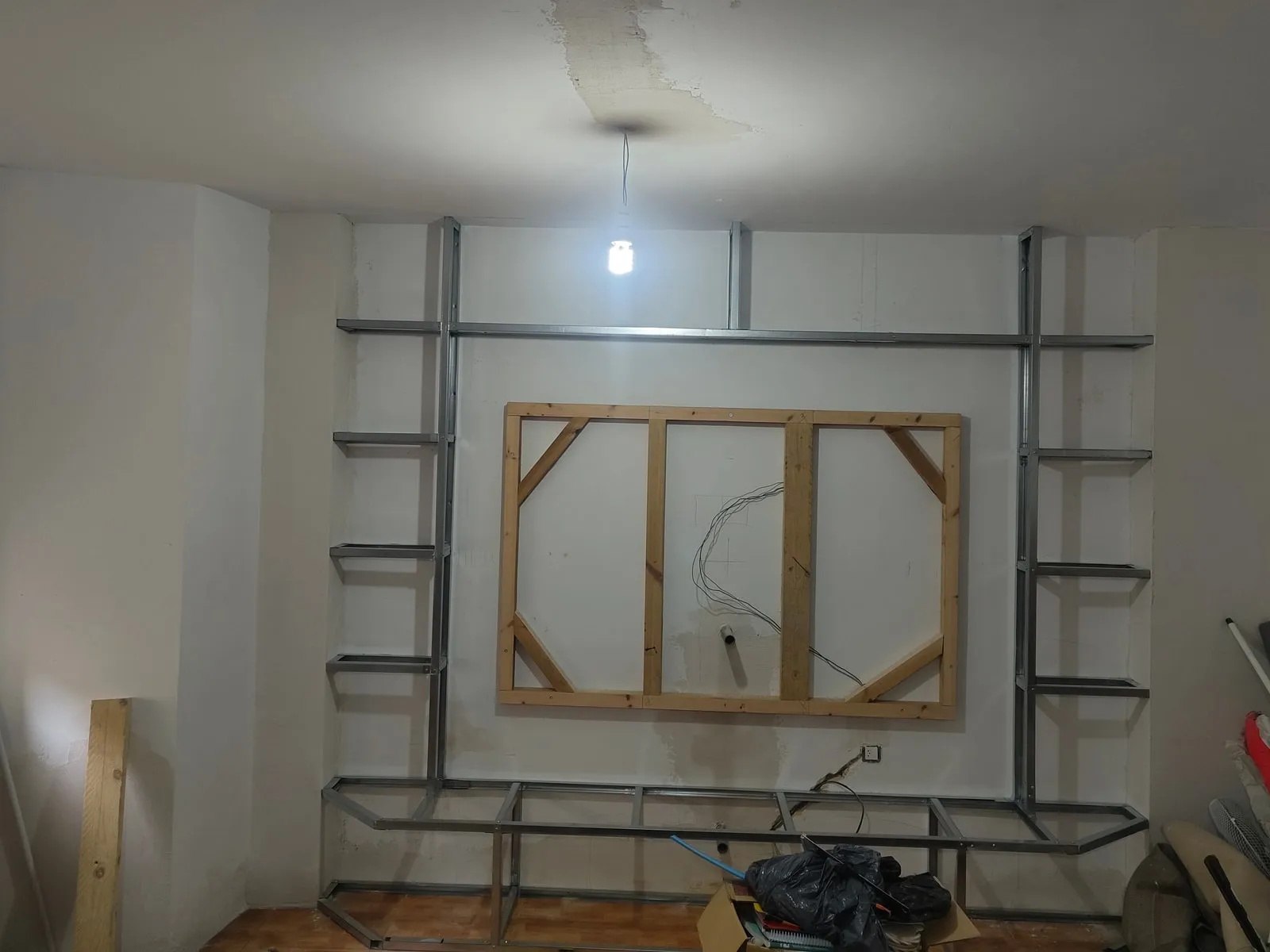 Salón durante la obra: la estructura metálica del mueble de la tele, todavía sin pladur